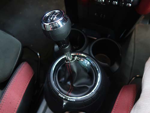 ギアをリバースへ入れると自動的にバックカメラ映像へ切り替わり