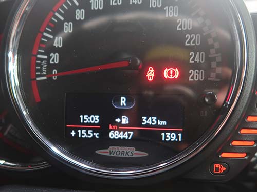 ギアをリバースへ入れると自動的にバックカメラ映像へ切り替わり