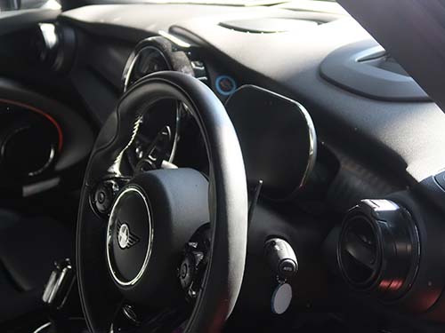 アナログメーターを取り外し、純正の多機能液晶メーターへ交換