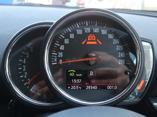 渋滞時や信号待ちでは時速0km/hまで完全停止