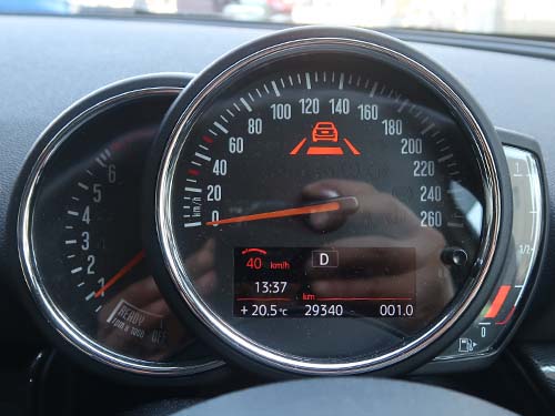 渋滞時や信号待ちでは時速0km/hまで完全停止