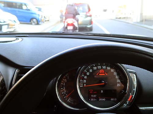 渋滞時や信号待ちでは時速0km/hまで完全停止