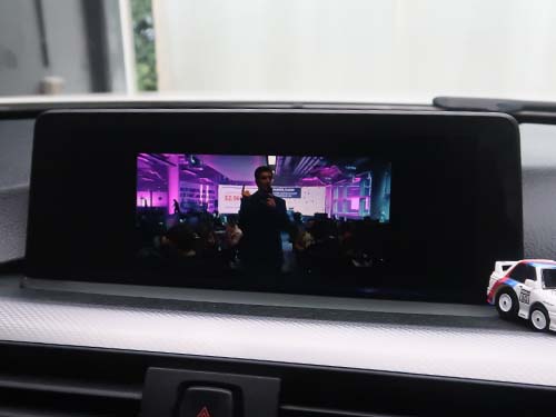 Amazon Fire TV Stickを、車両の純正ディスプレイで表示可能