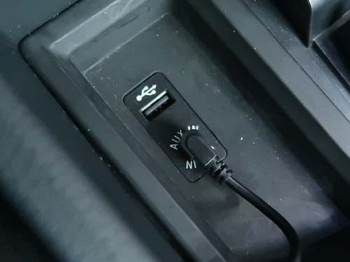 音声は純正AUX入力へ接続