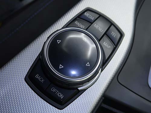  iDriveコントローラーやステアリングスイッチ操作で制御