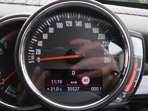 フロントカメラで道路標識を認識し制限速度をメーターパネルに表示