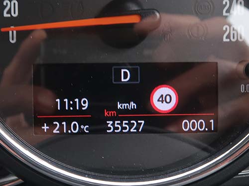 フロントカメラで道路標識を認識し制限速度をメーターパネルに表示