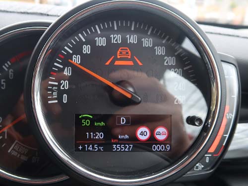 フロントカメラで道路標識を認識し追い越し禁止をメーターパネルに表示