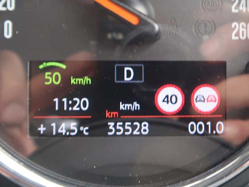 フロントカメラで道路標識を認識し追い越し禁止をメーターパネルに表示