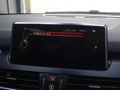 メーターパネルに「車両動き出し注意」の警告が表示されている
