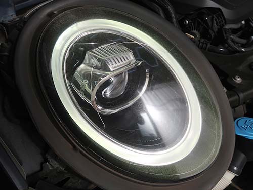 ヘッドライトレンズ表面にクリア剥れと細かなクラックが広範囲に進行