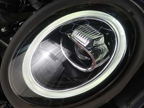 ヘッドライトレンズ表面にクリア剥れと細かなクラックが広範囲に進行