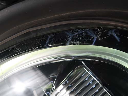 レンズ表面の非常に硬いハードコート層で発生