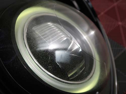 レンズ表面の非常に硬いハードコート層で発生