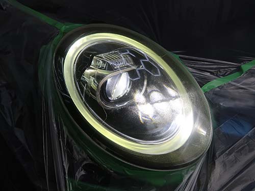 レンズ表面の非常に硬いハードコート層で発生