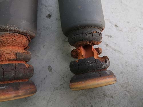 保護・補助するダストブーツやバンプラバーといったゴム部品が劣化