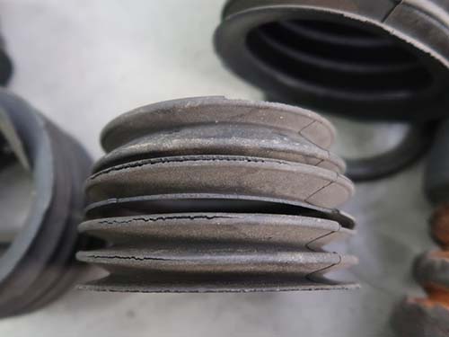 保護・補助するダストブーツやバンプラバーといったゴム部品が劣化