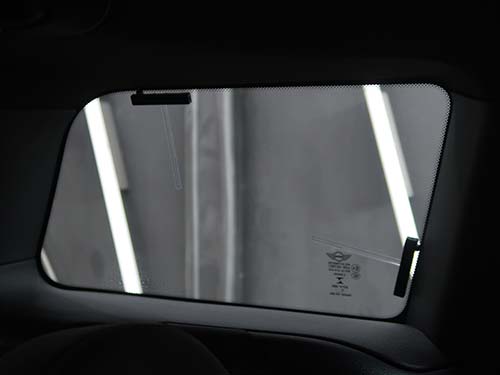 フィルムアンテナをリアウインドウへ貼り付ける