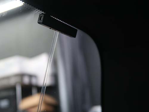 フィルムアンテナをリアウインドウへ貼り付ける