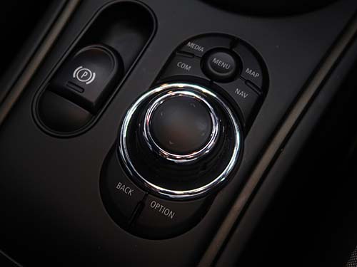 a/tack製AVインターフェースの大きな特長として、純正スイッチ操作でチャンネル切り替えなどが可能