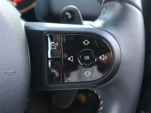 a/tack製AVインターフェースの大きな特長として、純正スイッチ操作でチャンネル切り替えなどが可能