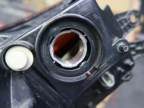 引っ込んでしまった端子部へハンダを盛って接点を復元