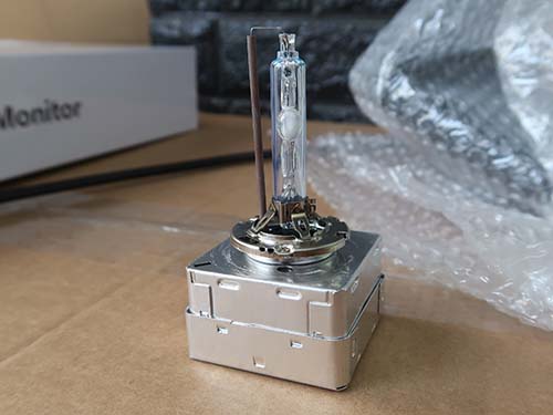 右側ヘッドライトのキセノンバルブが点灯しなくなり、片側のみ不点灯状態