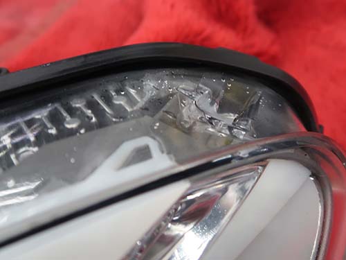 水分混入の原因は、ヘッドライトレンズと本体の合わせ目（コーキング部）の経年劣化