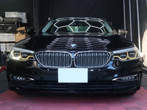 4本あるデイライトのうち、右側外側のみが明るく発光しており、残り3本は内部が茶色く変色し、明らかに光量が低下