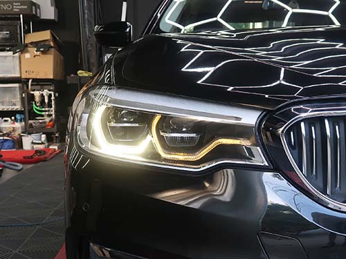 4本あるデイライトのうち、右側外側のみが明るく発光しており、残り3本は内部が茶色く変色し、明らかに光量が低下