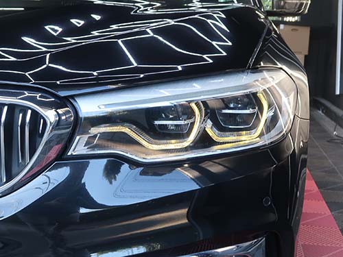 4本あるデイライトのうち、右側外側のみが明るく発光しており、残り3本は内部が茶色く変色し、明らかに光量が低下