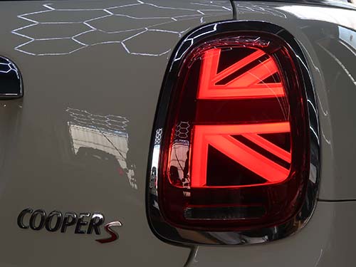 LCIモデルが日本で正式発売される以前からユニオンジャックテールライトの後付装着実績