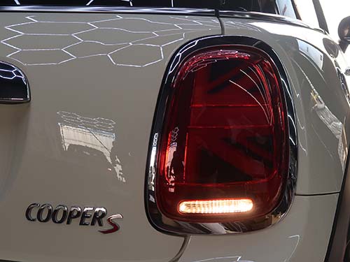 LCIモデルが日本で正式発売される以前からユニオンジャックテールライトの後付装着実績