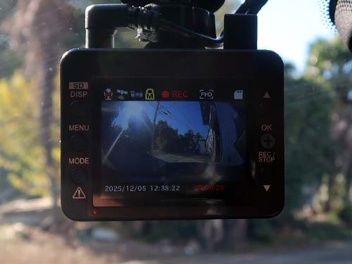 本体に液晶モニターを備えているため、初期設定や記録映像の確認をその場で行える