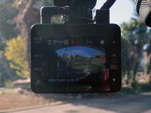 本体に液晶モニターを備えているため、初期設定や記録映像の確認をその場で行える