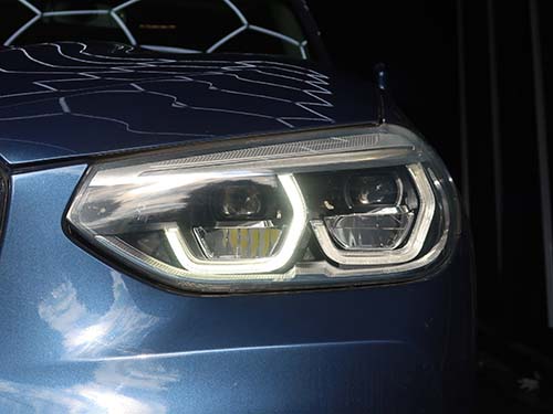 助手席側ヘッドライトにて外側デイライトの発光が著しく暗くなっている状態