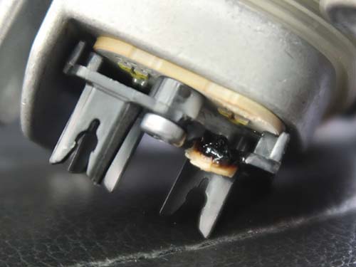 デイライト導光用アクリルが激しく溶解し、LEDモジュール側へ付着