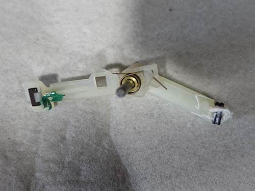 Pポジション検知用の金属バネが折損している状態