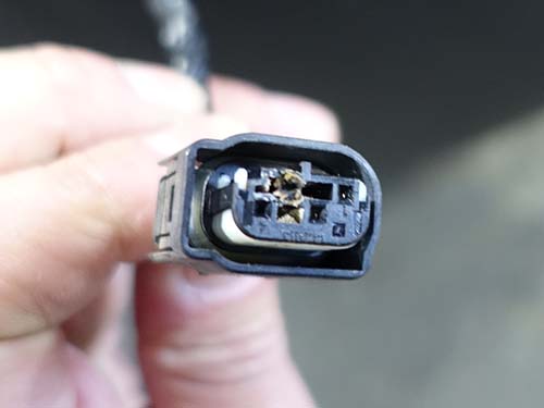 リアバンパー内に装着されているライトユニットのコネクター部分が熱で溶損