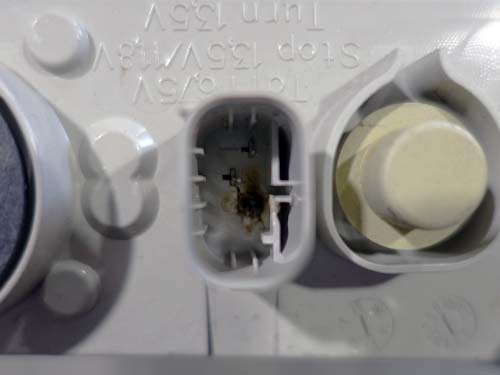 リアバンパー内に装着されているライトユニットのコネクター部分が熱で溶損