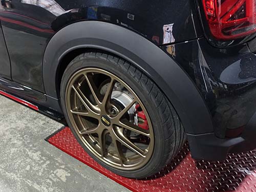 合計40mmワイド化となり、JCWらしいワイドで力強いリアスタイルへと変化