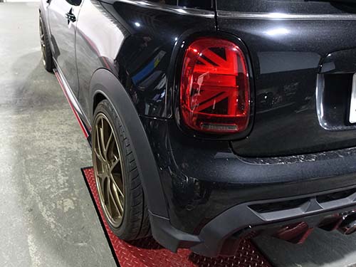 合計40mmワイド化となり、JCWらしいワイドで力強いリアスタイルへと変化