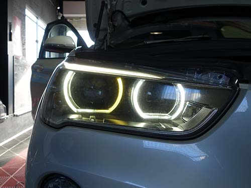 運転席側ヘッドライトの外側デイライトのみが半分だけ黄変している状態