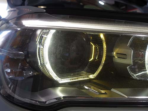 運転席側ヘッドライトの外側デイライトのみが半分だけ黄変している状態