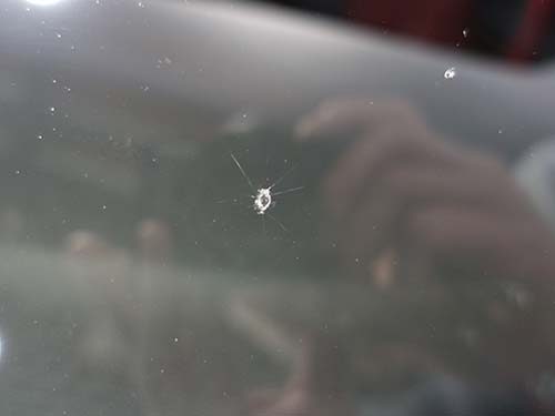 走行中の飛び石によりフロントガラスへ傷