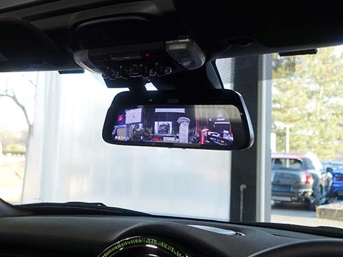 エンジン始動と同時にデジタルミラーが起動し、リアカメラ映像が表示