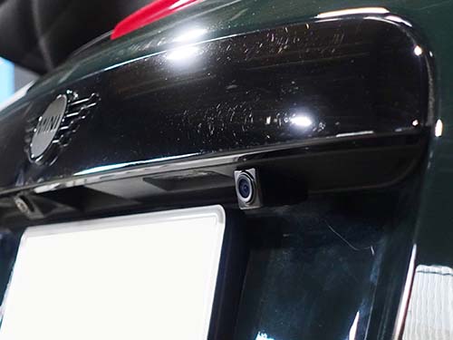 トランクリッドを加工し、車外カメラを埋め込み施工