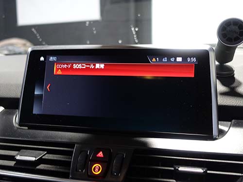 メーターパネルおよびセンターディスプレイに「SOSコール異常」の警告が表示