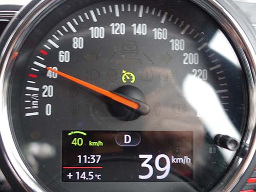 クルーズコントロールは時速30km/h以上で作動