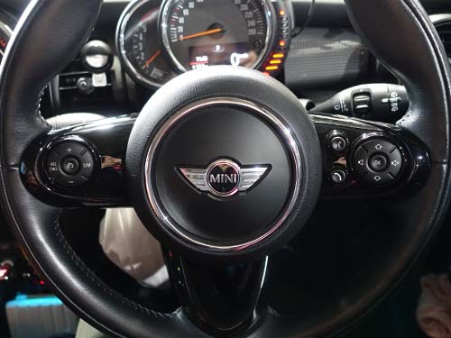 ミニ ハッチバック F56 ボイスコマンド付マルチファンクションスイッチとクルーズコントロールを後付装着